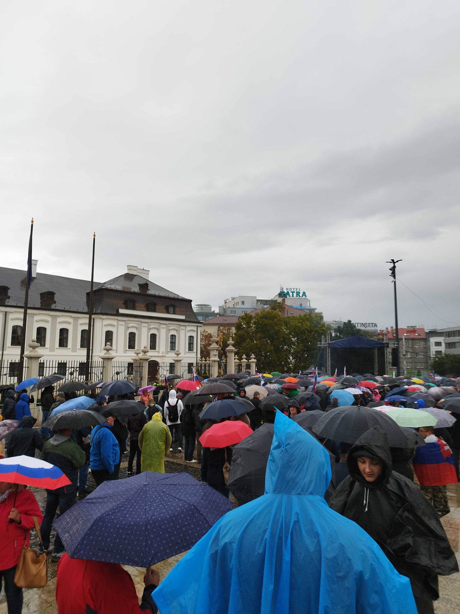 Protest pred prezidetnským palácom, zhromažďujúci sa ľud