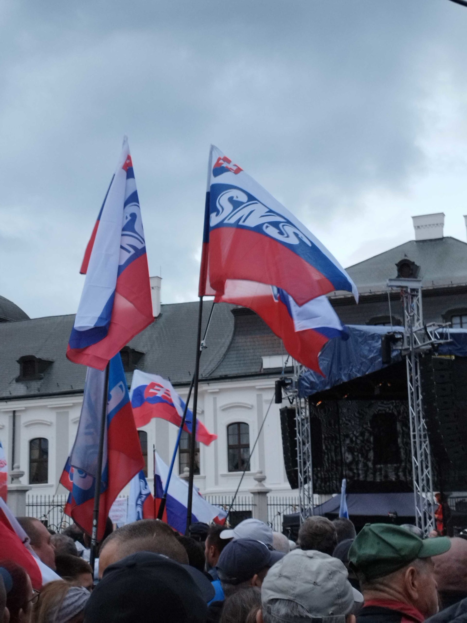 Na proteste sa objavili aj účastníci, sympatizanti SNS