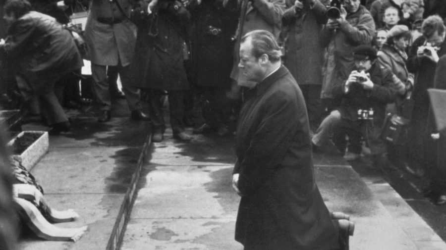 dNemecký kancelár Willy Brandt kľačí v bývalom varšavskom gete v roku 1970