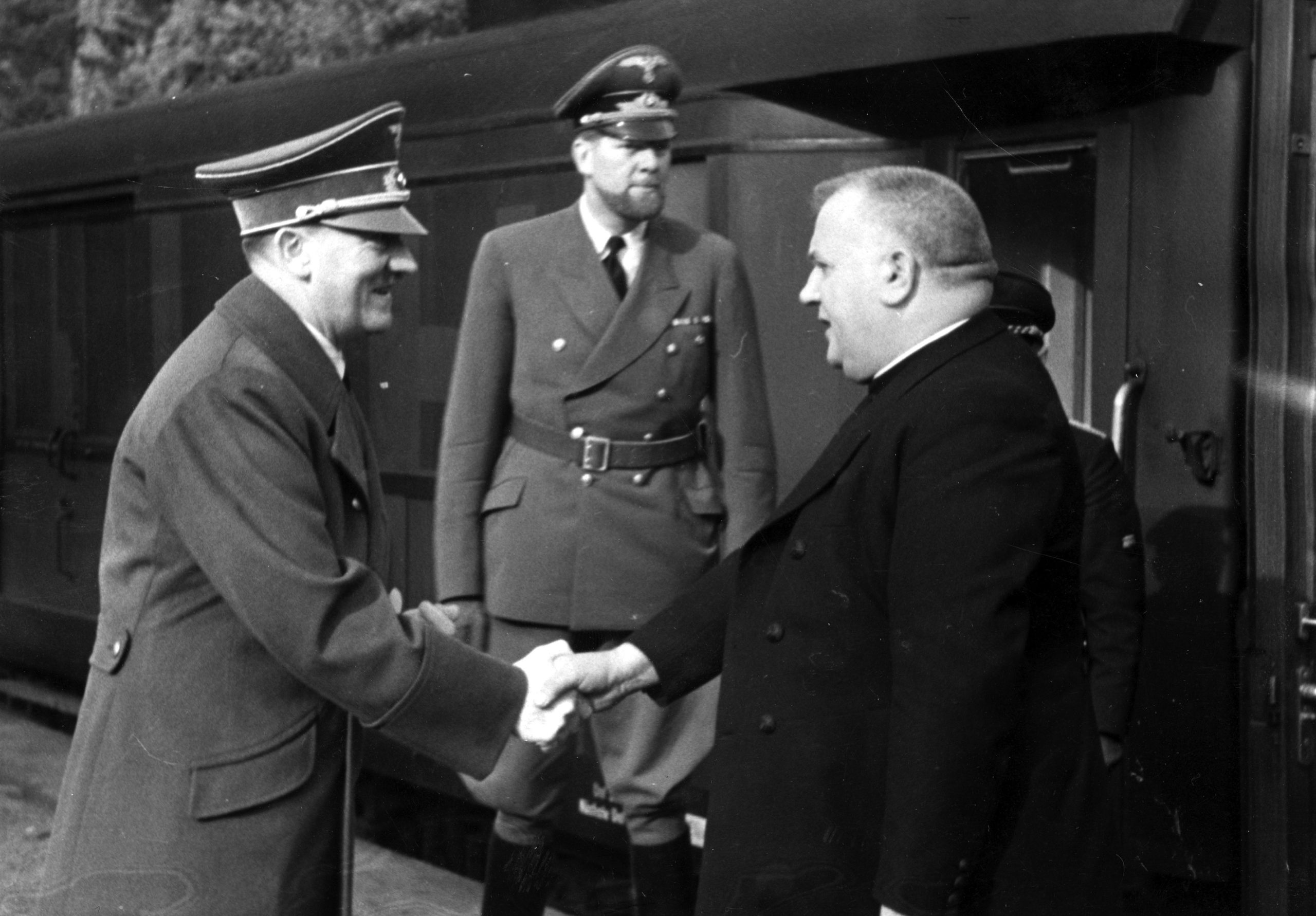 Adolf Hitler si podáva ruku s Jozefom Tisom na návšteve Tisa v Berlíne 1. októbra 1941, v pozadí Alexander von Dörnberg.