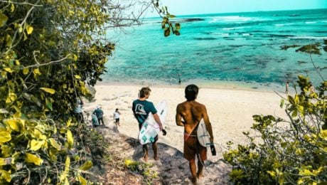 Na snímke sú surferi na Bali.