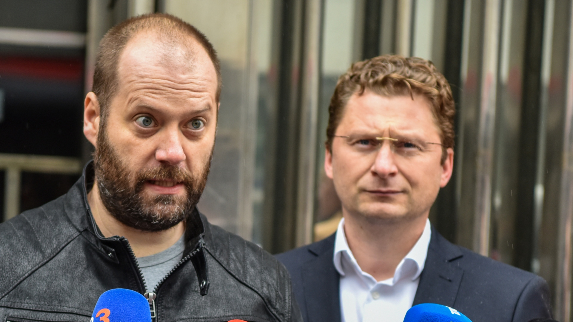 Na snímke zľava predseda Lekárskeho odborového združenia (LOZ) Univerzitnej nemocnice Bratislava (UNB) Miroslav Mendel a predseda LOZ Peter Visolajský počas tlačovej konferencie Lekárskeho odborového združenia