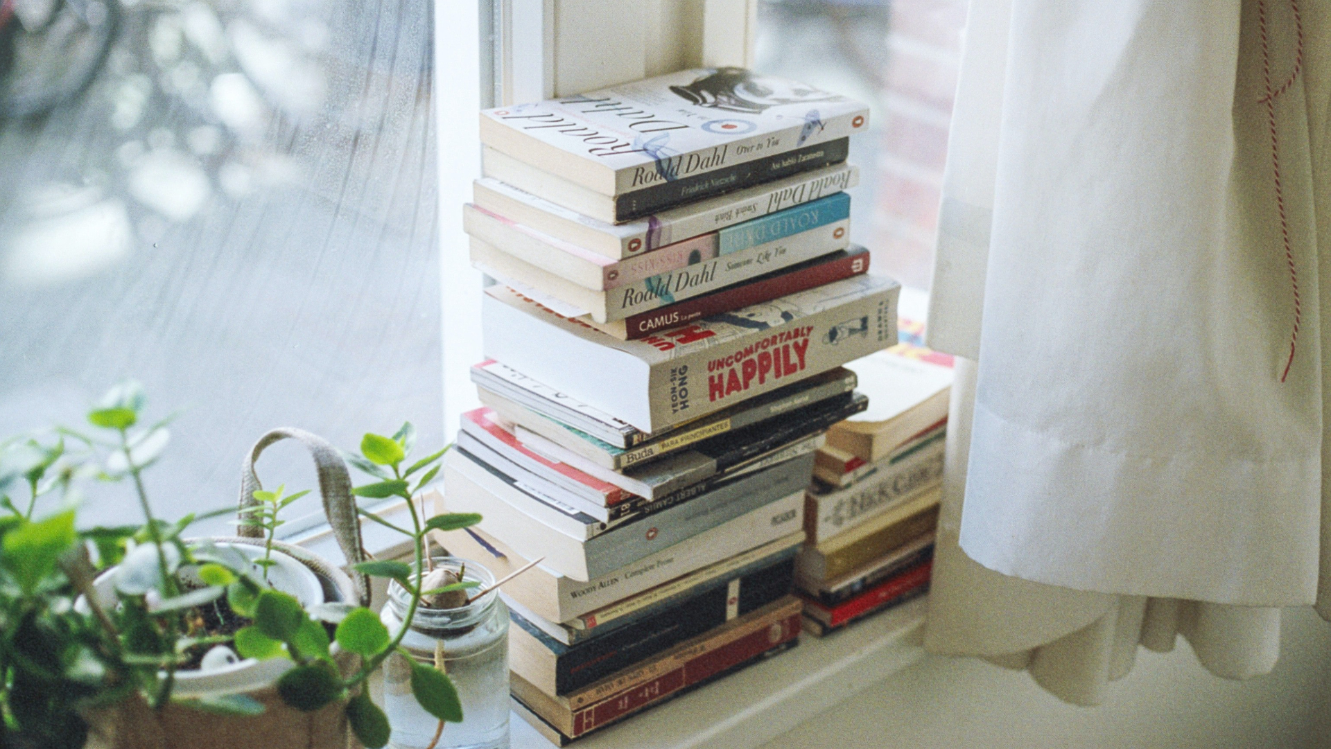 knihy na parapete pri okne