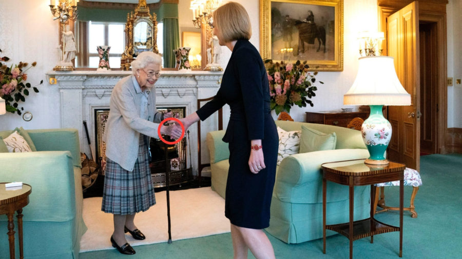 Kráľovná Alžbeta II. si podáva ruku s premiérkou Liz Trussovou. Na ruke má viditeľnú modrinu. Špekulácie ohľadom kráľovninej smrti