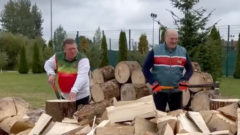 Bieloruský prezident Alexandr Lukašenko rúbe drevo pre Európu