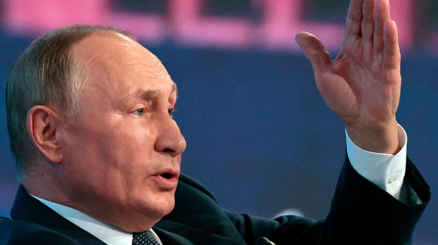 ruský prezident Vladimir Putin kyve rukou