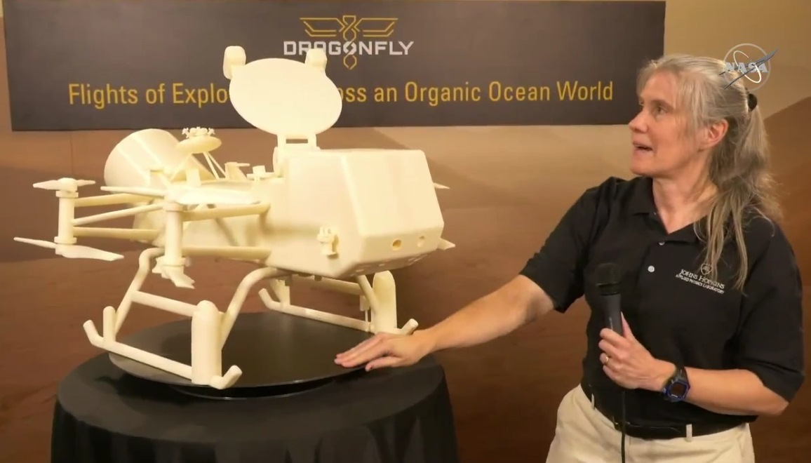 Maketa dronu Dragonfly od NASA.