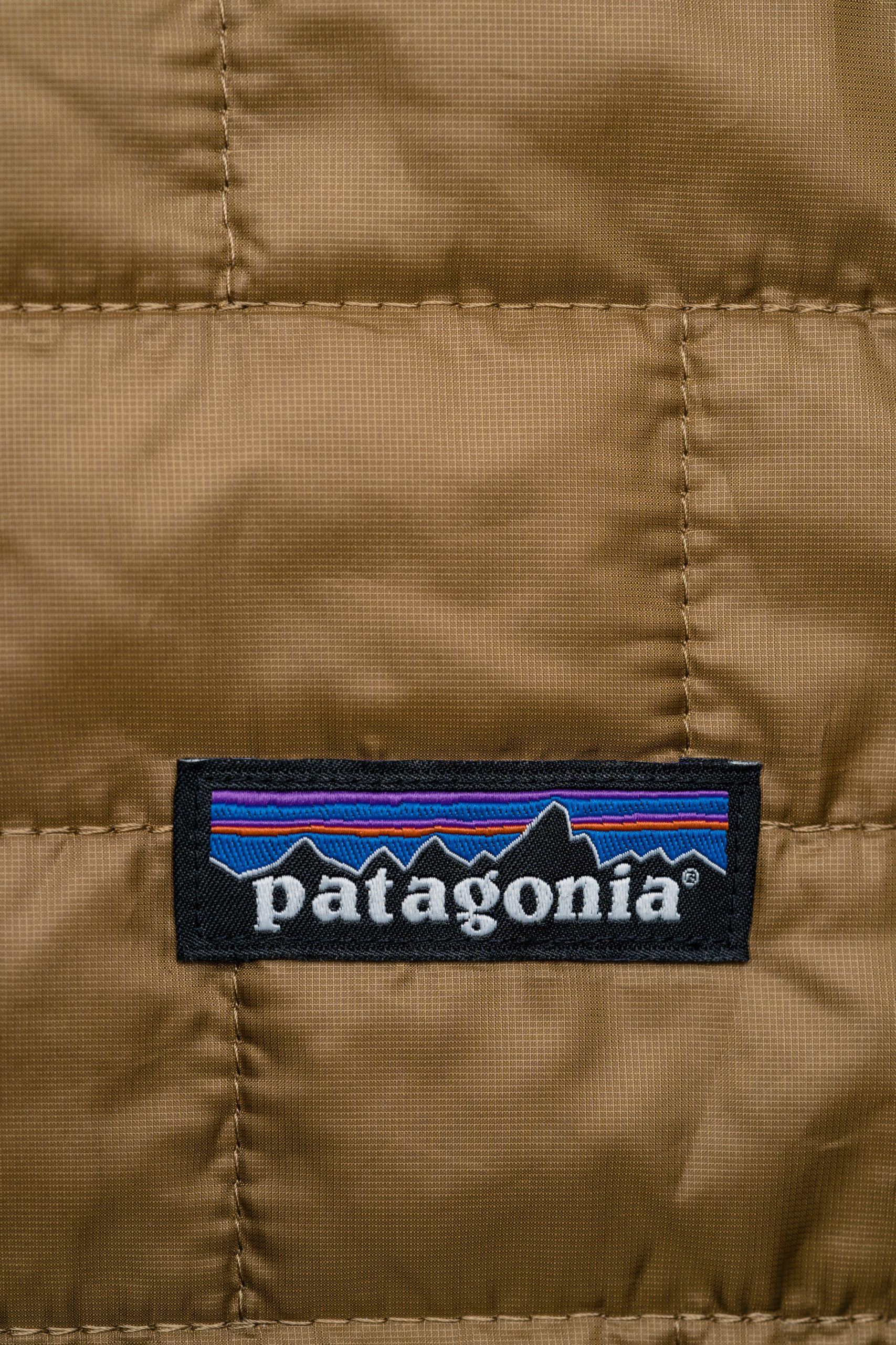 Logo spoločnosti Patagonia našité na kvalitnom materiáli