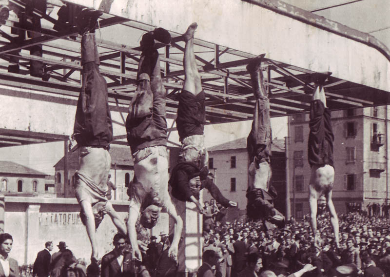 Mŕtve telá popravených fašistov vystavené na námestí