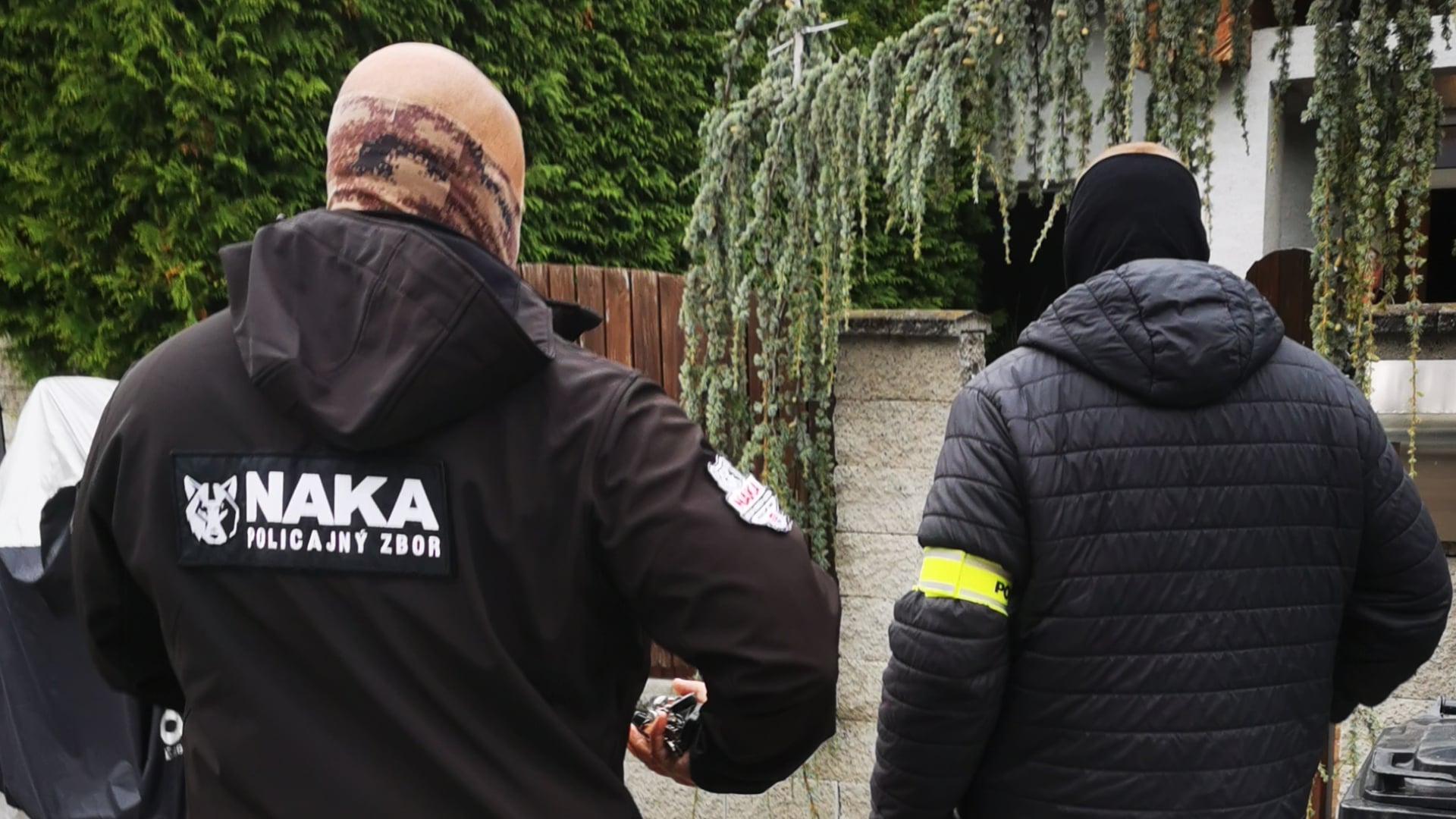 Príslušníci NAKA počas zásahu v akcii s krycím názvom VATA 2