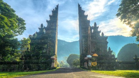 Na snímke je chrám na Bali.