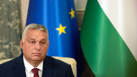 Orbán za vlajkou európskej únie a Maďarska hľadí zarmútene
