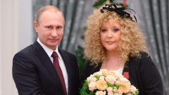 Ruský prezident Vladimir Putin stojí po boku legendárnej ruskej speváčky Pugačovovej