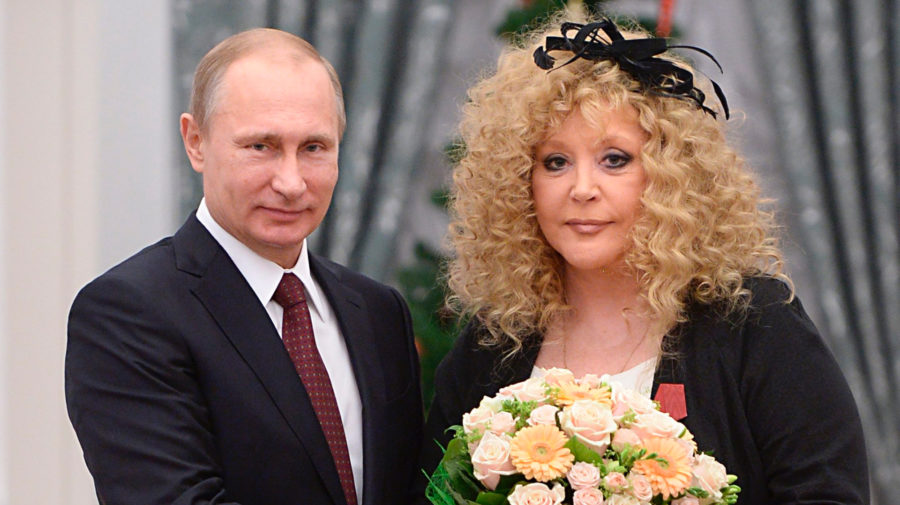 Ruský prezident Vladimir Putin stojí po boku legendárnej ruskej speváčky Pugačovovej