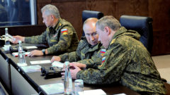 Ruský minister obrany Sergej Šojgu, prezident Vladimir Putin a náčelník generálneho štábu ruskej armády Valerij Gerasimov