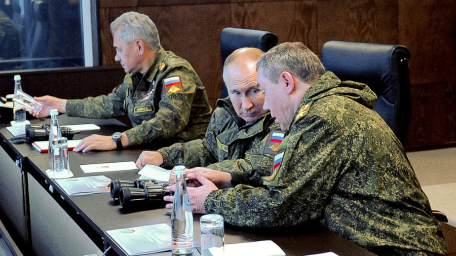 Ruský minister obrany Sergej Šojgu, prezident Vladimir Putin a náčelník generálneho štábu ruskej armády Valerij Gerasimov