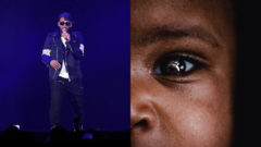 Rapper R. Kelly odsúdený za detskú pornografiu na javisku rapuje a spieva. Dievča so slzami v očiach