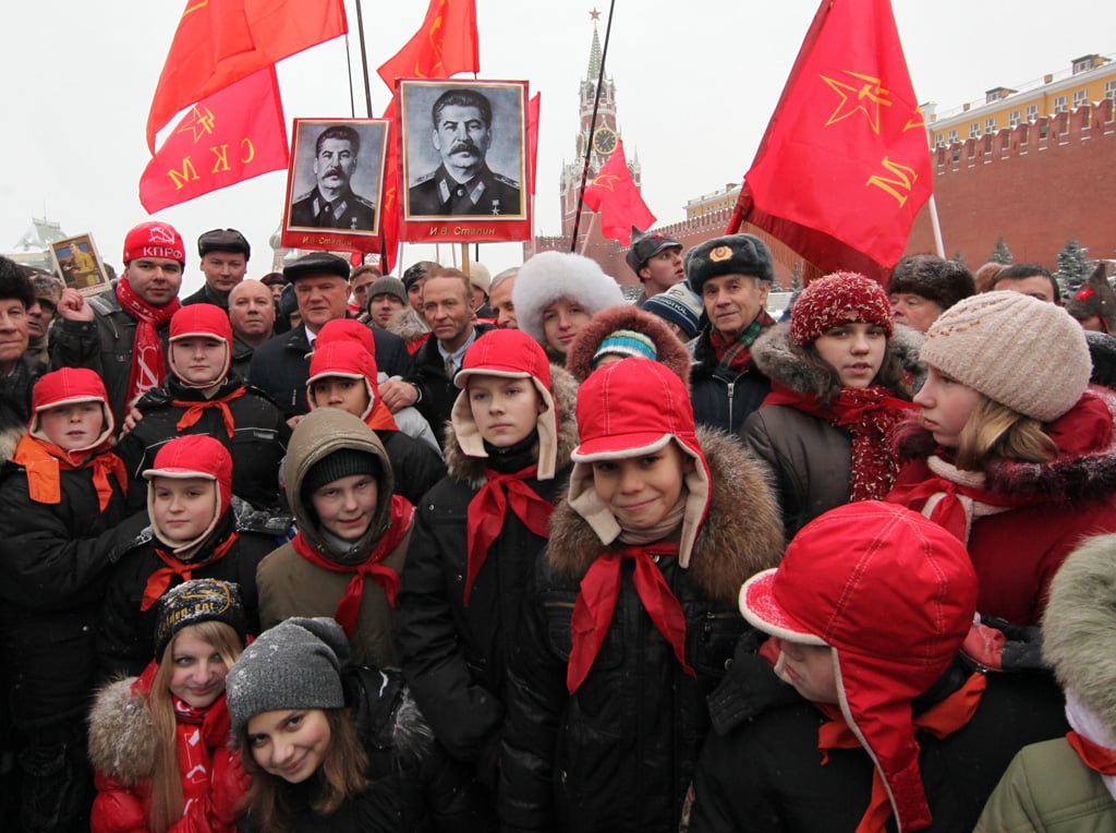 RIAN_archive_535278_Laying_flowers_and_wreaths_to_Iosif_Stalin's_grave_at_Kremlin_wall