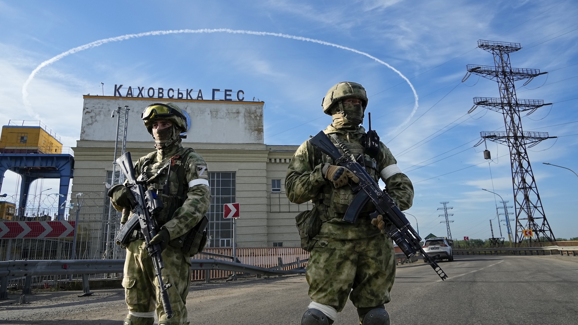 Ruskí vojaci strážia areál hydroelektrickej stanice v Novej Kakhovke na Ukrajine