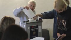 Žena hádže hlasovací lístok v referende o pripojení Luhanskej oblasti v Rusku