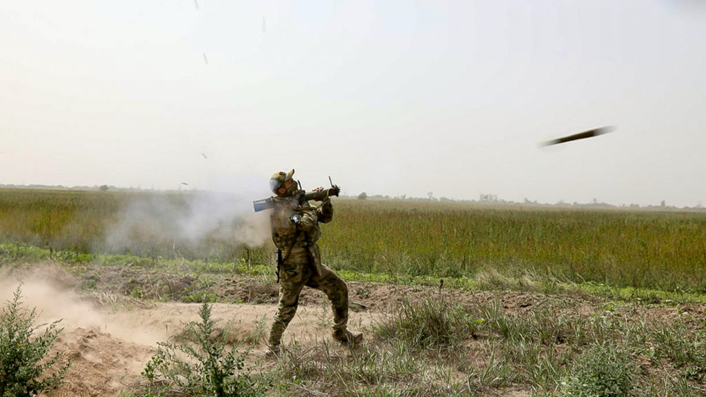 Ruský vojak vypaľuje strelu z MANPADS