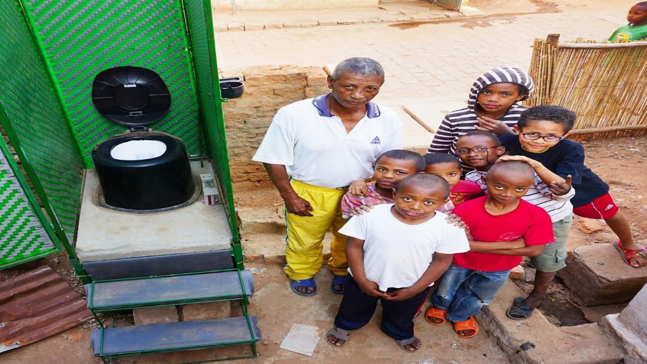 miestni obyvatelia s toaletou bez vody