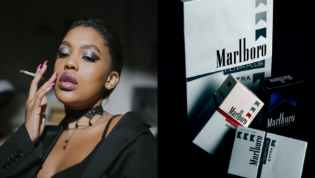 vpravo krabičky od cigariet, vľavo žena držiaca v ruke zapálenú cigaretu