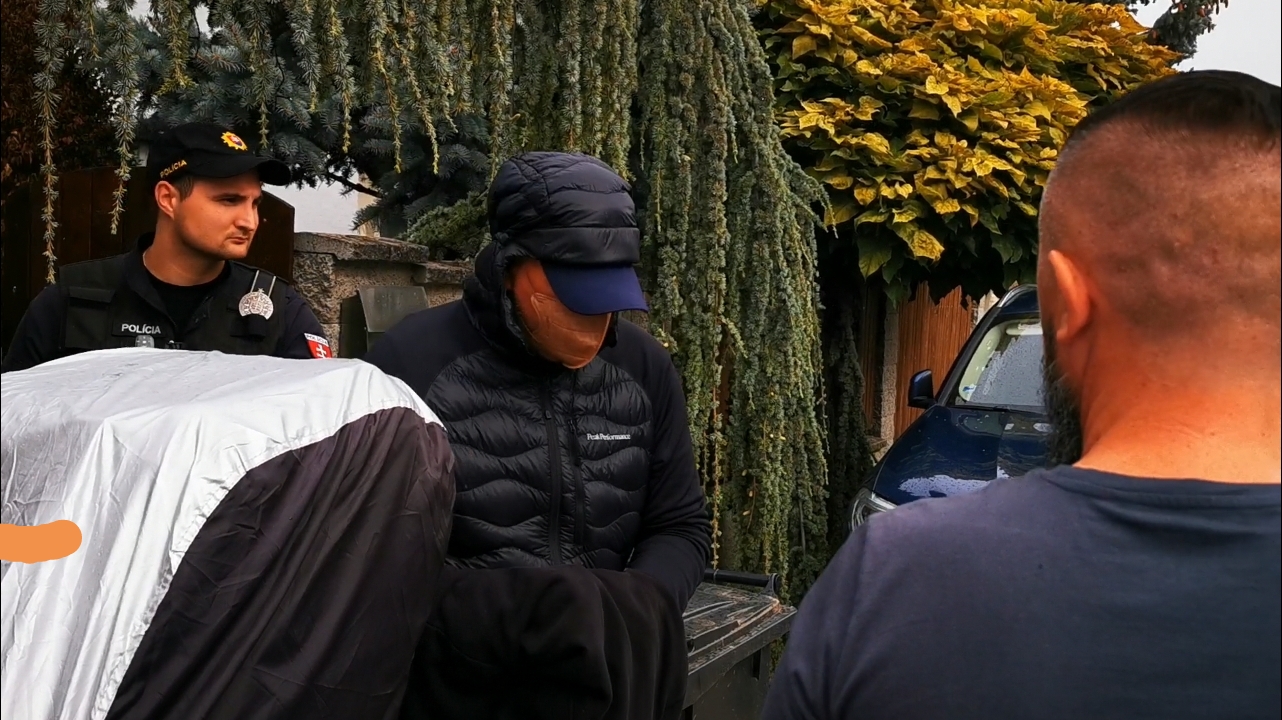 NAKA obvinila a zadržala podnikateľa Petra Holbu