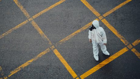 Na snímke je človek v ochrannom obleku.