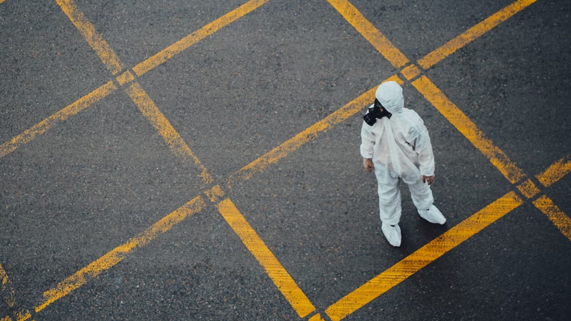 Na snímke je človek v ochrannom obleku.