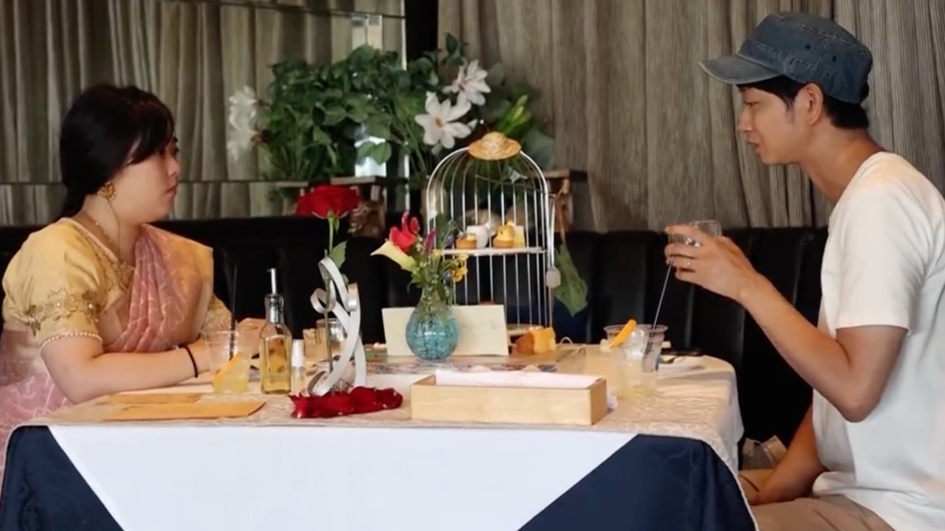 Japonec sedí s Japonkou v sárí na čaji a zarába ničnerobením