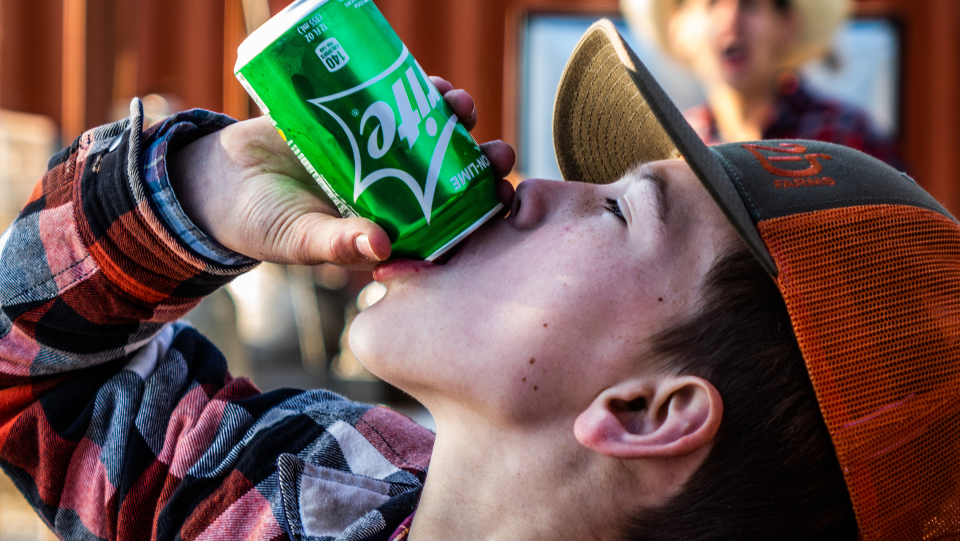 chlapec pijúci sódu z plechovky