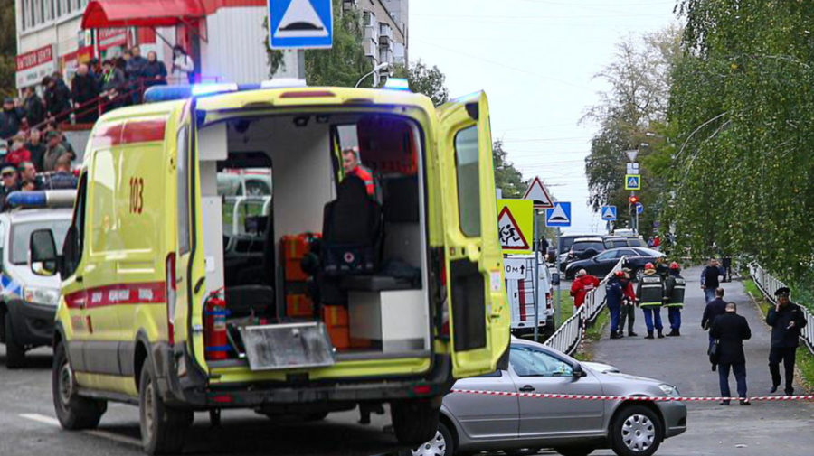 sanitka pred ruskou školou, kde sa strieľalo