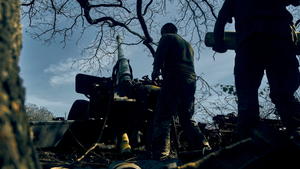 Ukrajinskí vojaci obsluhujú húfnicu v Donbase.