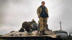 Ukrajinská ofenzíva postupuje, vojak stojí na tanku po dobytí okupovaných území