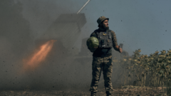 Ukrajinský vojak drží melón a pózuje pri páliacom protivzdušnom raketovom systéme