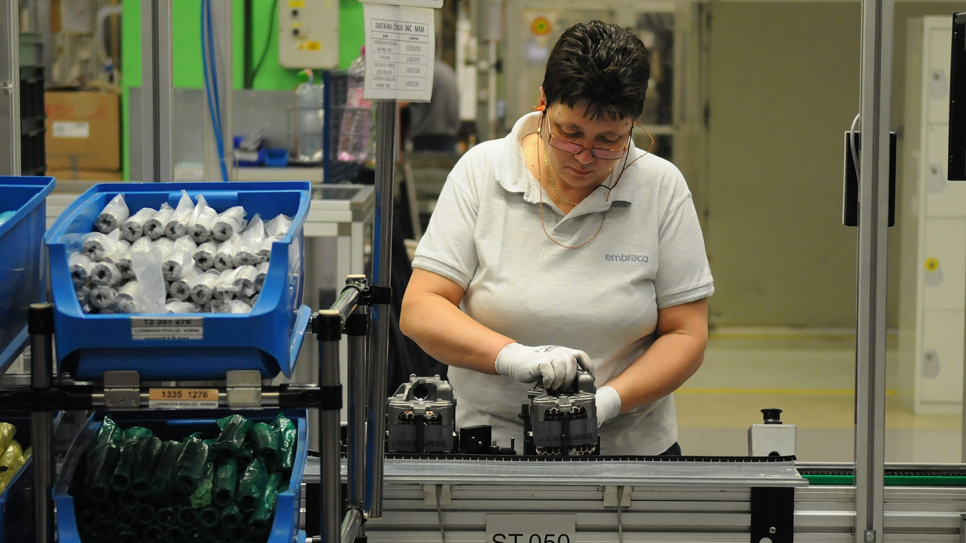 Robotníčka montuje časť komponentu kopresora