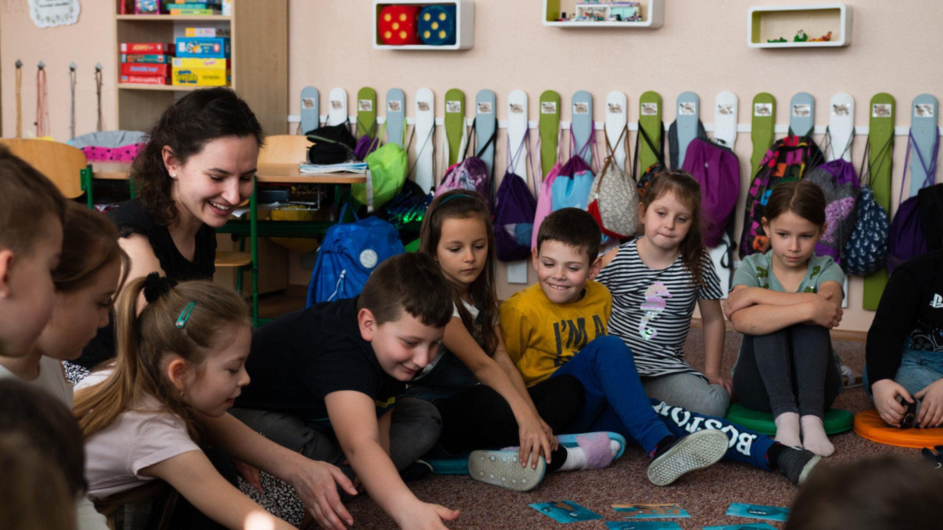 Na snímke deti a učiteľka