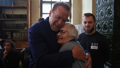 Arnold Schwarzenegger pri návšteve Auschwitzu