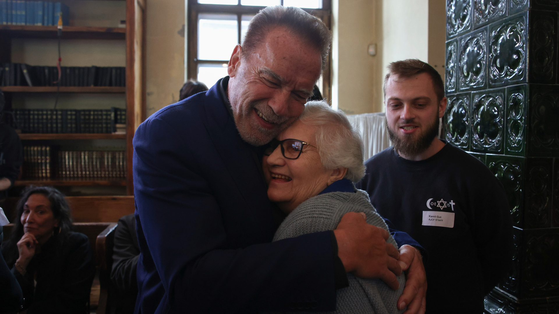 Arnold Schwarzenegger pri návšteve Auschwitzu