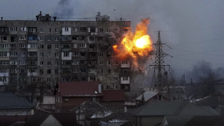 Na fotografii je vidieť výbuch v meste Mariupol