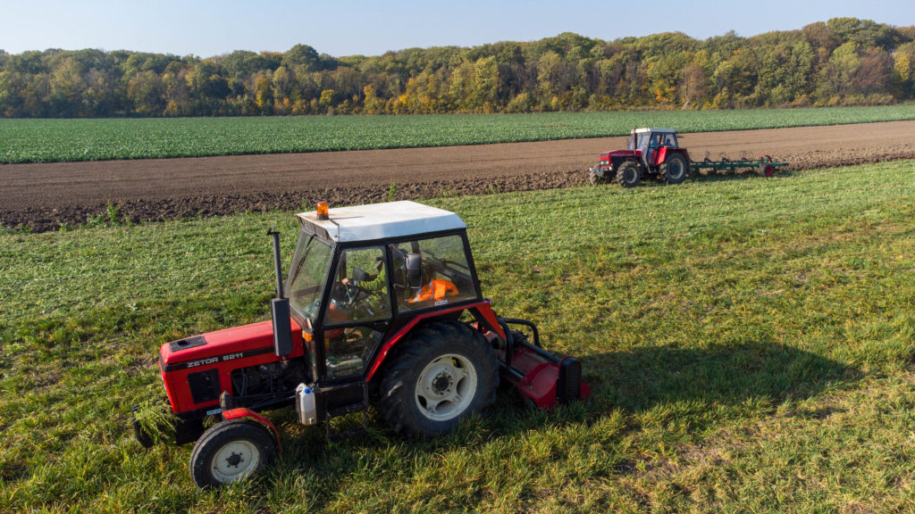 Na snímke je traktor pri žatve.