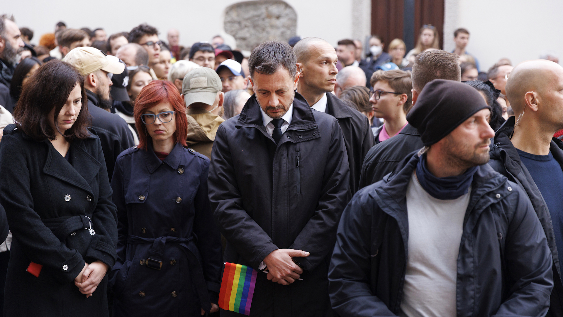 Na snímke predseda vlády SR Eduard Heger (OĽaNO) pred pochodom za odsúdenie nenávisti voči LGBTI komunite v Bratislave 14. októbra 2022. Sprievod zo Zámockej ulice na Námestie SNP za obete tragédie zorganizovali Iniciatíva Inakosť a Dúhový Pride Bratislava.