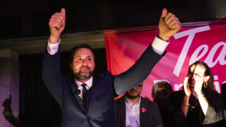 Na snímke úradujúci primátor mesta Bratislava a kandidát na tento post Matúš Vallo (vľavo) oslavuje obhajobu primátorského mandátu po zverejnení predbežných neoficiálnych výsledkov vo volebnej centrále Teamu Bratislava v Bratislave