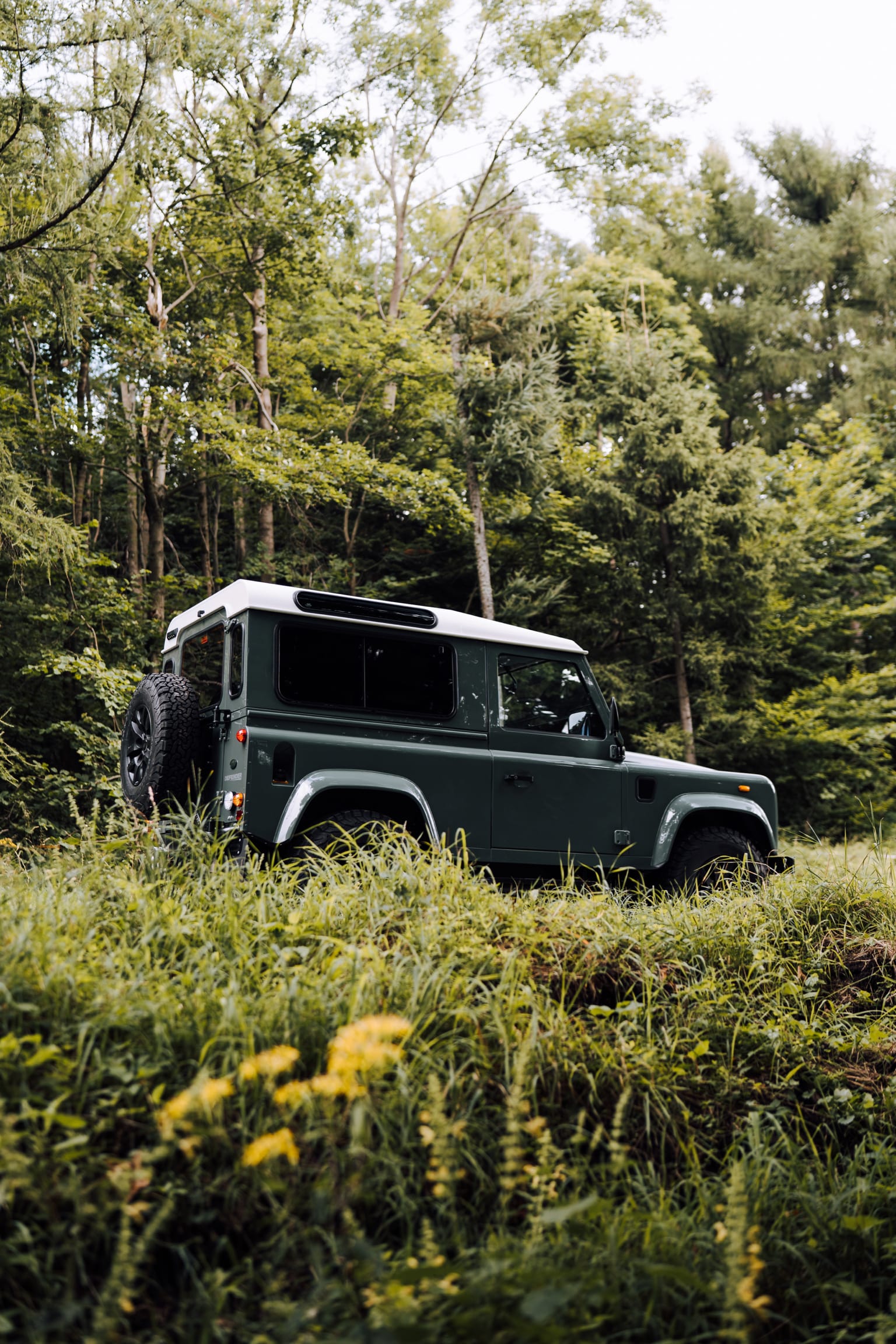 Na snímke je ikonické vozidlo značky Land Rover.