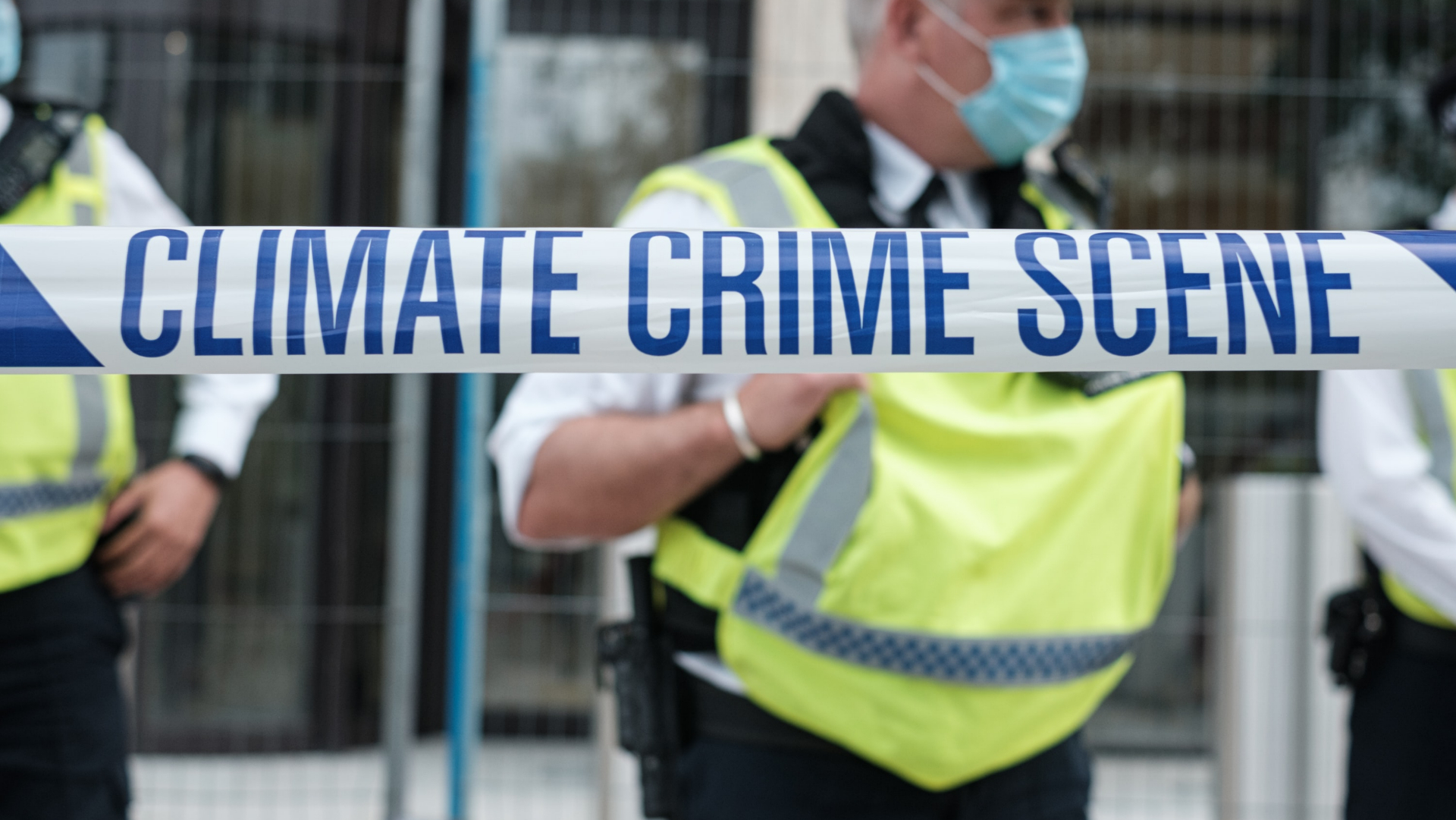 policajná páska s nápisom klimatická scéna zločinu