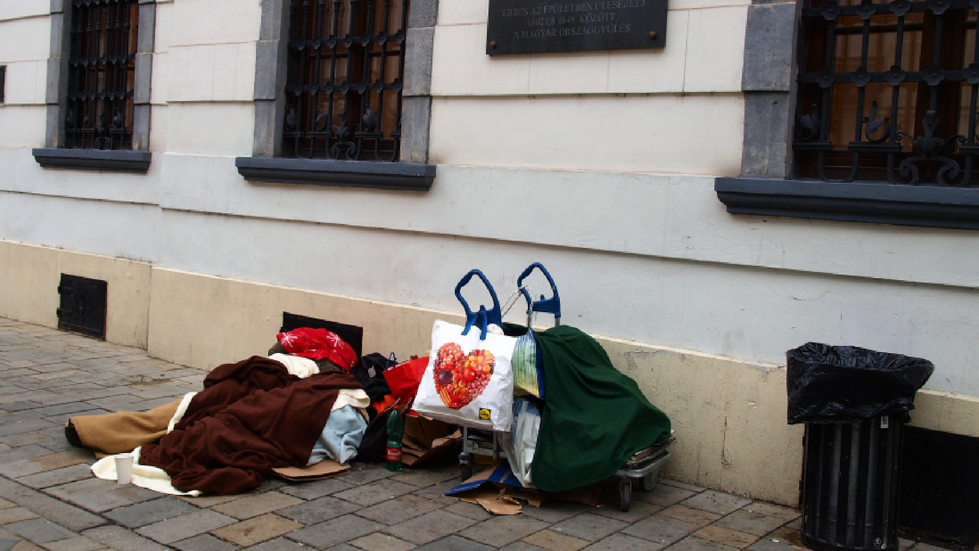 provizórne bezdomovecké lôžko na bratislavskej ulici