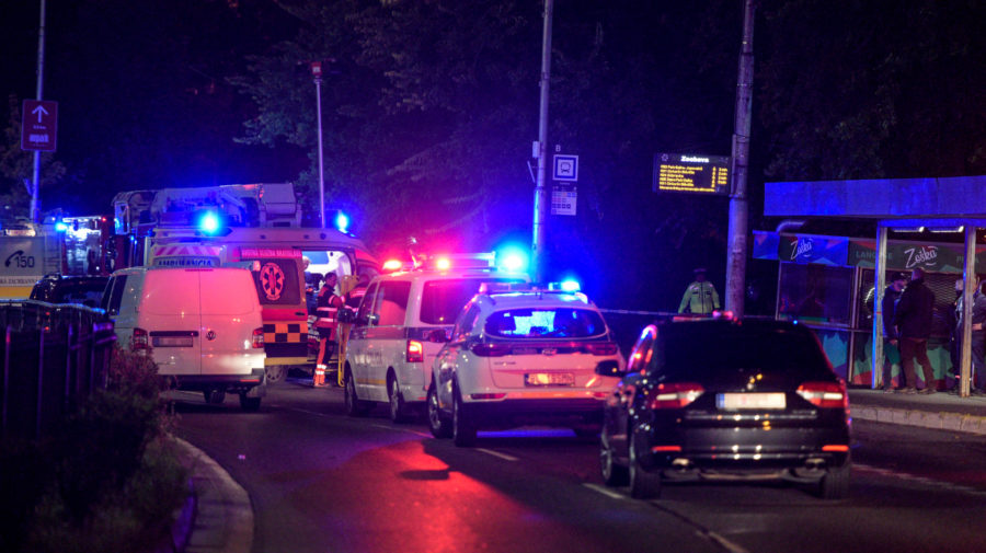 Tragická nehoda v Bratislave na Zochovej ulici, pri ktorej vodič pod vplyvom alkoholu narazil do zastávky MHD.