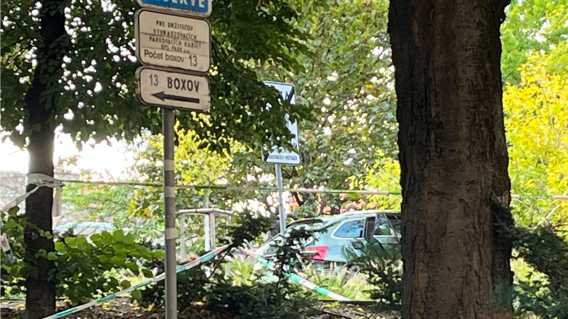 Auto, ktoré vrazilo na zastávku je stále na mieste činu.