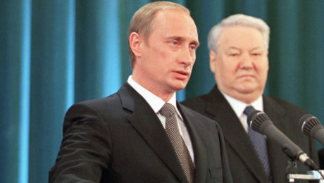 Putin zložil prezidentskú prísahu po boku Borisa Jeľcina v máji 2000.